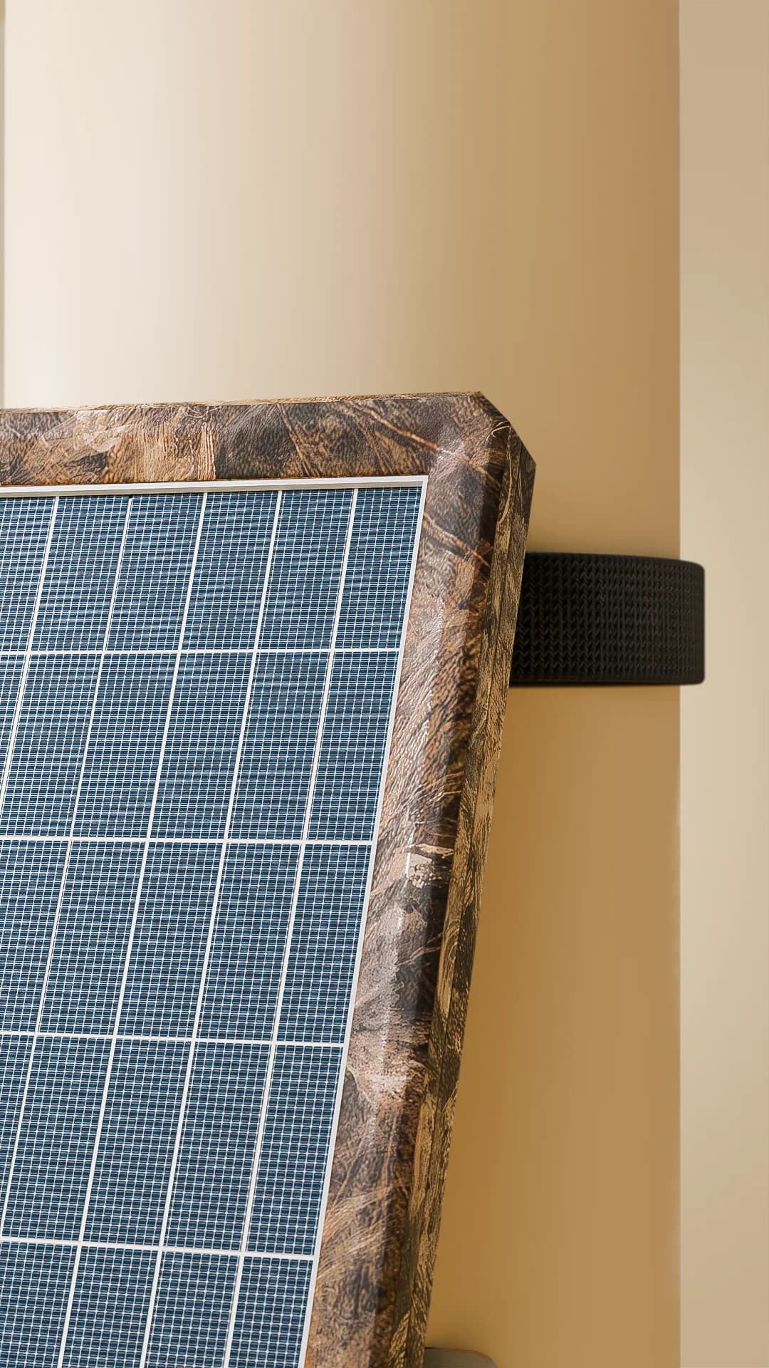Detalle del panel solar del altavoz para fauna